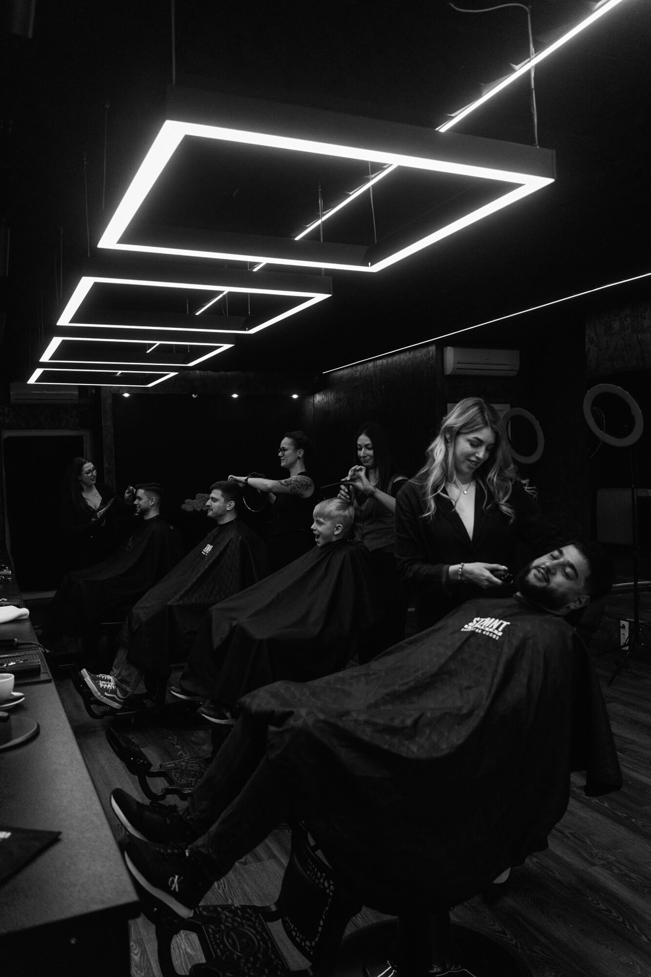 M87 barbershopa zāle darba laikā